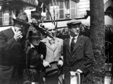 From left to right, Manuel Ortiz de Zárate, Henri-Pierre Roché (in uniform), Marie Vassilieff, Max Jacob and Pablo Picasso (1915).