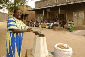 The Malian peanut sheller in Uganda, 2005