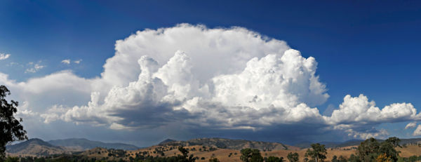 Anvil shaped thundercloud