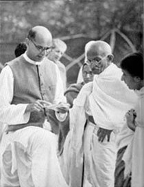 Mahadev Desai (left) reading out a letter to Gandhi from the viceroy at Birla House, Mumbai, April 7, 1939.